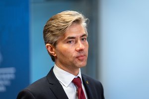 Šveicarijoje – K. Budrio interviu: pasiuntė griežtą perspėjimą Rusijai