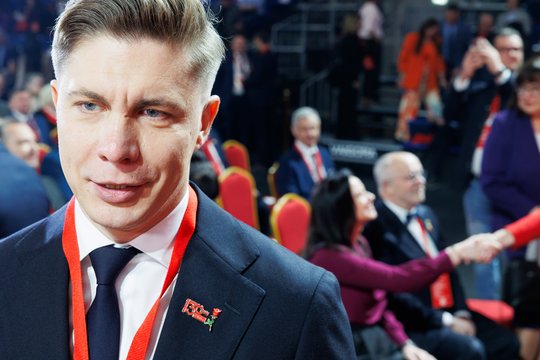R. Žemaitaitis stabdo, V. Sinkevičius skatina: ką reiškia siunčiamos žinutės M. Sinkevičiui dėl premjero posto?