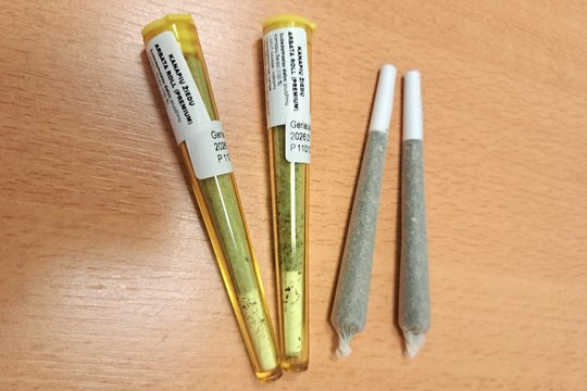Verslininkų triukas neišdegė: teismas prispaudė kanapių suktines kaip arbatą siūliusią įmonę