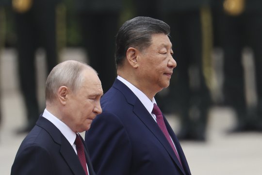 V. Putinas akcentavo glaudų bendradarbiavimą su Xi Jinpingu: esą tai leido atlaikyti įvairius išbandymus