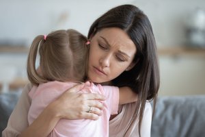 Kaip bendrauti su vaikais po nerimą sukėlusios dienos: psichologų rekomendacijos tėvams