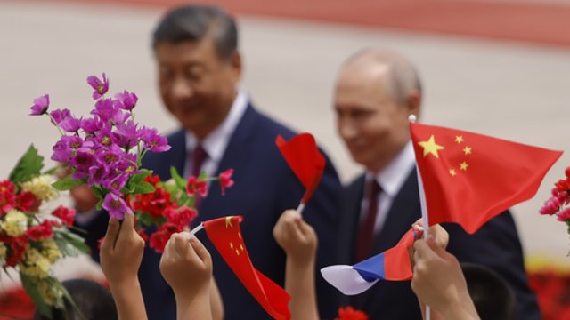 V. Putino vizitą Kinijoje palygino su D. Trumpo apsilankymu: Xi Jinpingas siunčia tvirtą žinutę