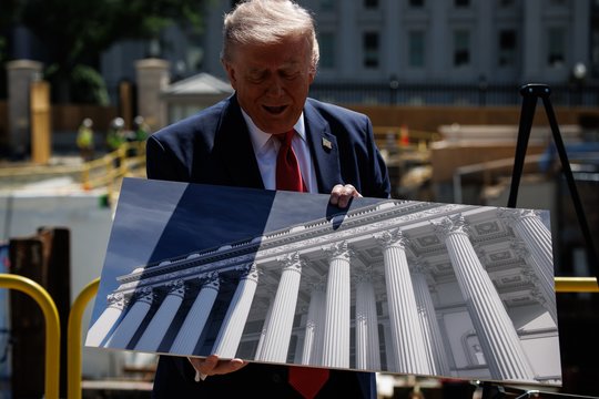 D. Trumpas pademonstravo, kaip atrodo pokylių salės statybos: išdėstė įspūdingas ambicijas