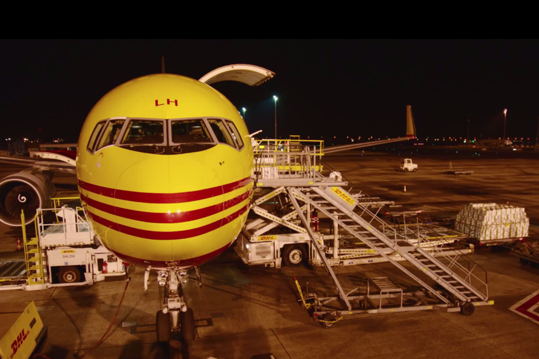 Du kaltinamuosius DHL padegamųjų siuntų byloje Vilniaus teismas paleidžia į laisvę