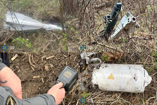 Įspėja neliesti numuštų dronų: ukrainiečiai skelbia pavojaus signalą dėl radioaktyvių dalių