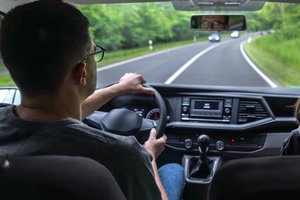 Noras išmokti vairuoti moteriai buvo lemtingas: gyvenimas pasikeitė po instruktoriaus pamokų