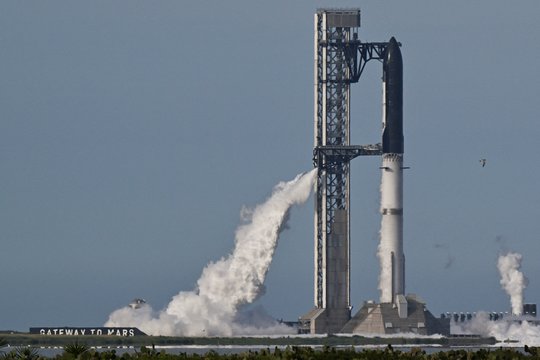 Paskutinę akimirką atidėtas bandomasis bendrovės „SpaceX“ raketos „Starship“ skrydis