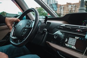 Pasekmės gali būti skaudžios: kokius daiktus būtina nedelsiant išimti iš automobilio