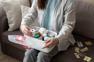 Prieš vasarą patikrinkite savo namų vaistinėlę: vaistininkė įvardijo 8 taisykles