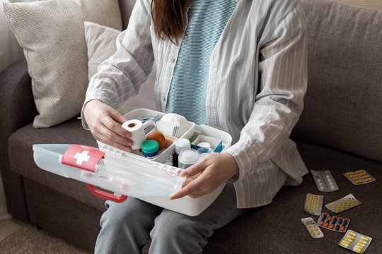 Prieš vasarą patikrinkite savo namų vaistinėlę: vaistininkė įvardijo 8 taisykles