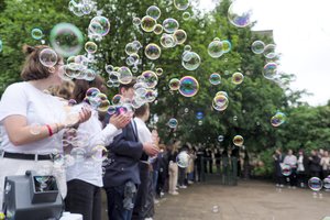 Lietuvoje prasideda Paskutinio skambučio šventė: mokyklas baigia 22 tūkst. abiturientų