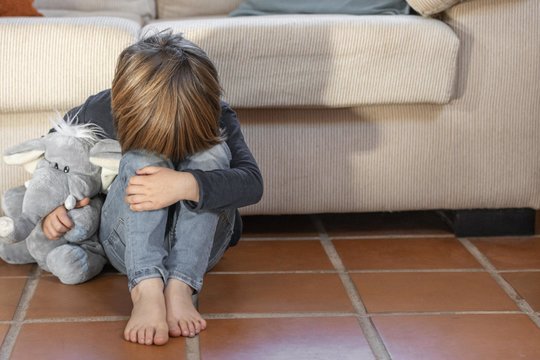 „Apie vaikų globą atvirai“: kaip atpažinti, kad vaikas patiria smurtą?