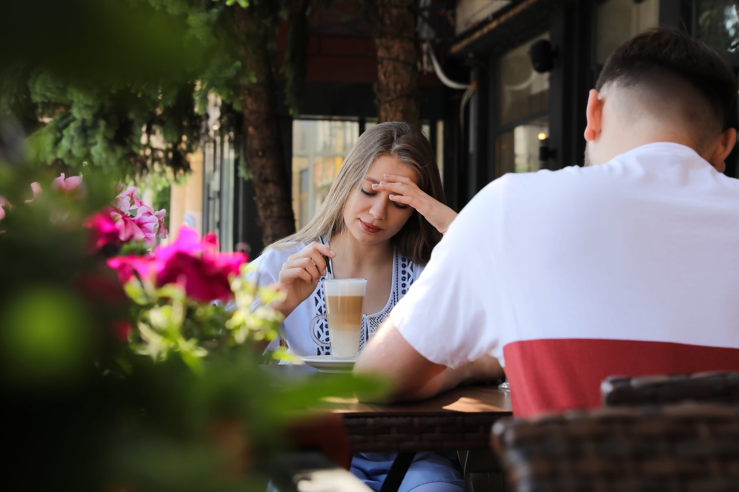 Į aklą pasimatymą kavinėje atėjusi mergina tikėjosi, kad nieko nenutiks, tačiau klydo: „Nuo to apsisaugoti negalėjau“.<br> 123rf.com asociatyvioji nuotr.