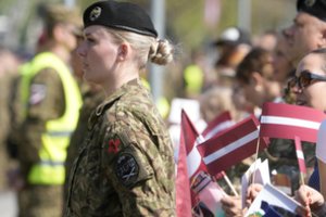 Dronų grėsmė ta pati, bet reakcija – kitokia: Latvijos žurnalistė įvardijo esminį skirtumą