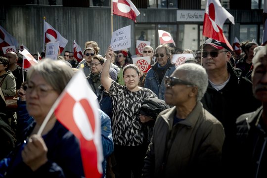Grenlandiečiai protestavo prie JAV konsulato naujojo biuro