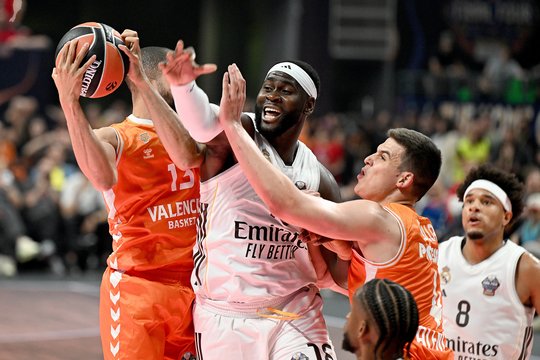 Uraganiniame Eurolygos pusfinalyje „Real“ pirmauja prieš „Valencia“