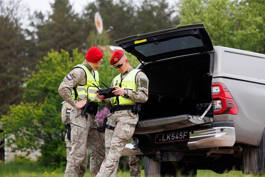 Dėl ketvirtadienį į Lietuvą galimai įskridusių dronų – naujausia kariuomenės žinia: paieškos tęsiamos