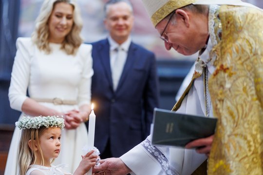 Vilniaus katedroje – pasakiška šventė: Gintaras Grušas pakrikštijo Agnios ir Pauliaus Grigų dukrą