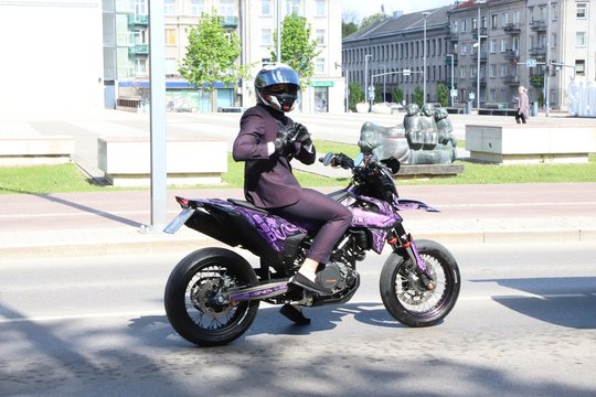 Paskutinį skambutį švenčiantys dvyliktokai parodė išmonę: ant automobilių – šmaikštūs užrašai