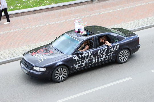 Paskutinį skambutį švenčiantys dvyliktokai parodė išmonę: ant automobilių – šmaikštūs užrašai