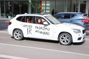 Paskutinį skambutį švenčiantys dvyliktokai parodė išmonę: ant automobilių – šmaikštūs užrašai