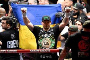 Bokso pasaulis gūžčioja pečiais: O. Usykas apgynė titulą po kontroversiško teisėjo sprendimo