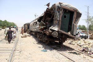 Neramioje Pakistano provincijoje dėl sprogimo nuo bėgių nuvažiavo traukinys, žuvo 30 žmonių