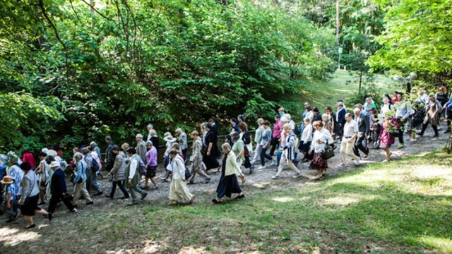 Sekminių šventė – po atviru dangumi: viena seniausių tradicijų subūrė tūkstančius tikinčiųjų