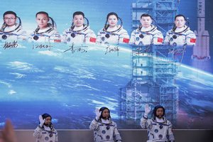 Trys Kinijos astronautai, vykdydami misiją „Shenzhou-23“, išvyko į kosminę stotį