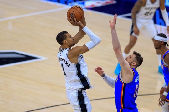 „Spurs“ su V. Wembanyama sugebėjo įteikti NBA čempionui sezono antirekordą