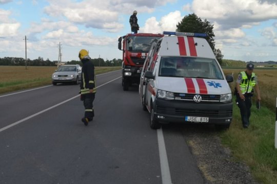 Avarija Kaišiadorių rajone: automobilis nuvažiavo į griovį ir apvirto ant stogo
