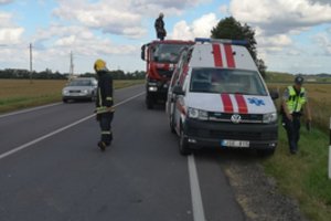 Avarija Kaišiadorių rajone: automobilis nuvažiavo į griovį ir apvirto ant stogo