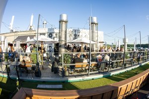 Ant bravoro stogo grįžta vasaros vakarai – startavo „Panorama Skybar“ sezonas