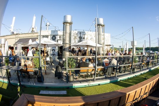 Ant bravoro stogo grįžta vasaros vakarai – startavo „Panorama Skybar“ sezonas