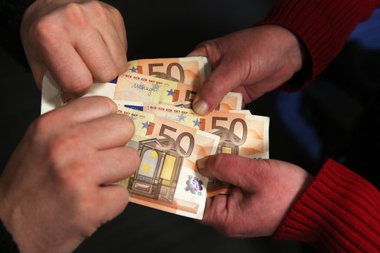 Tokio akibrokšto pinigų dalybose dar nebuvo: žmonės įtūžę, papildomi milijonai audros nenuramino