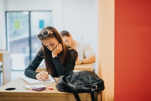 Egzaminai artėja, stresas auga: psichoterapeutas patarė, kaip sau padėti – ir kaip pagelbėti gali tėvai