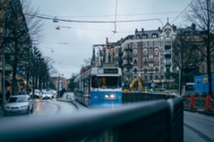 Keleivius vežęs autonominis autobusas pačią pirmą dieną susidūrė su tramvajumi