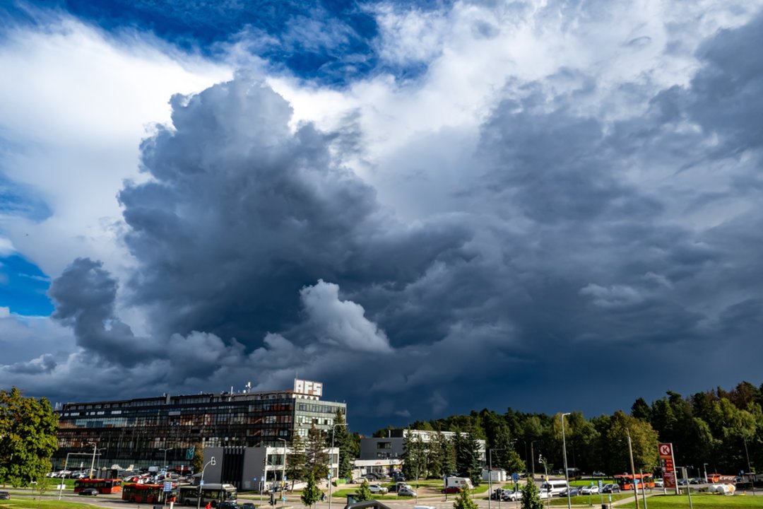 Po nakties – žaibiškos orų permainos: sinoptikai įspėja dėl vėjo ir perkūnijos