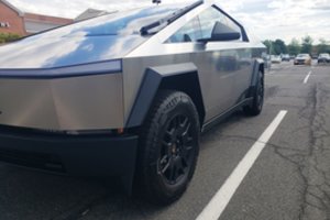 Lietuvoje parduoda „Tesla Cybertruck“: yra sąlygų, kad toks automobilis galėtų važinėti mūsų keliais
