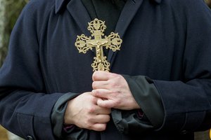 Čekijos policija sulaikė rusų dvasininką, kurio automobilyje rasta įtartinų baltų miltelių