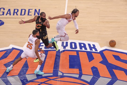 27 metus trukęs laukimas baigėsi: „Knicks“ grįžo į NBA finalą