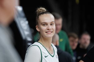 Justė Jocytė debiutavo WNBA – jau pirmajame mače smeigė tritaškį