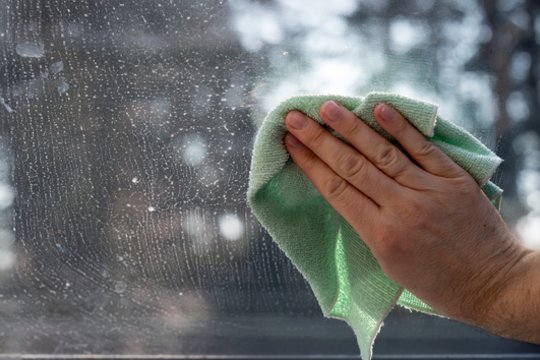 Langai ilgiau išliks švarūs ir be erzinančių dryžių: tereikia vieno ingrediento