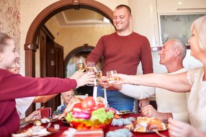 Kreipiasi į paauglių tėvus: įpildami vaikui alkoholio, siunčiate jam netinkamą žinutę