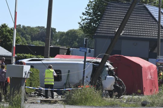 Belgijoje traukinys rėžėsi į mokyklinį mikroautobusą: yra žuvusiųjų
