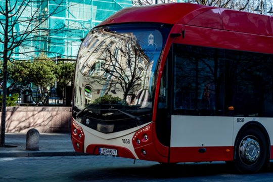 Su trikdžiais susidūrusi vilnietė sunerimo, ar neteks mokėti baudos: ką žinoti viešojo transporto keleiviams