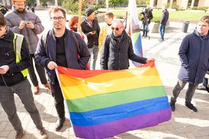 Ministerijai nevykdant teismų sprendimo, 14 tos pačios lyties šeimų kreipėsi į antstolius