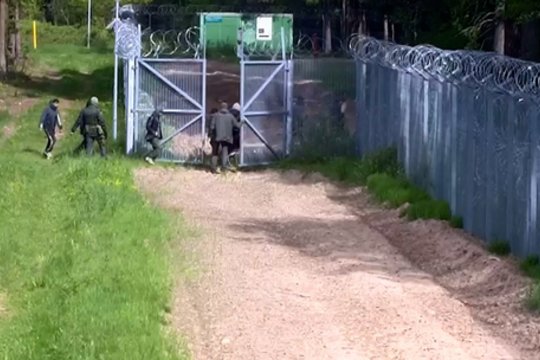 Pasieniečiai sučiupo 38 iš urvo išlindusius migrantus: humanitarinių paketų su maistu nepaėmė