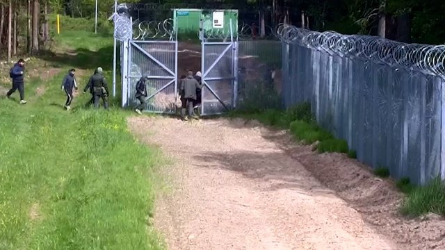 Pasieniečiai sučiupo 38 iš urvo išlindusius migrantus: humanitarinių paketų su maistu nepaėmė