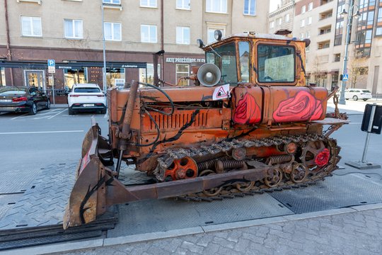 Dėl šalia Seimo stovinčio traktoriaus – I. Kižienės žingsnis: kreipėsi į savivaldybę bei policiją